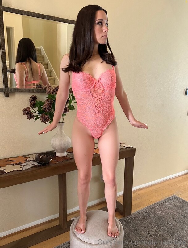 Alana Araya nude photo 6