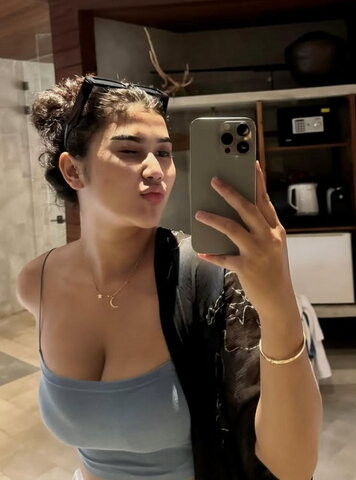 Aldila Gustaf Frins nude photo 1