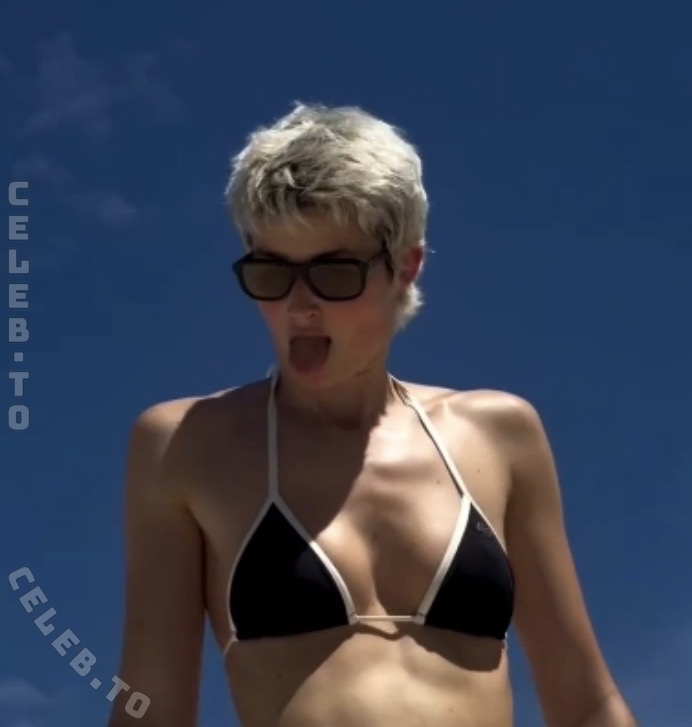 aleandrafrerk / ale4ndra nude photo 1