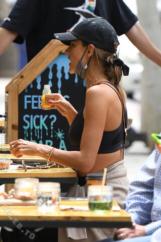 Alessandra Ambrosio nude