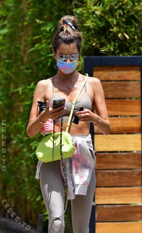 Alessandra Ambrosio nude