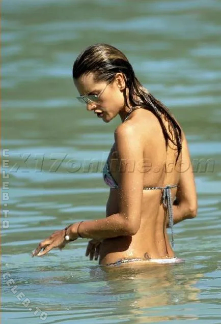 Alessandra Ambrosio nude photo 6
