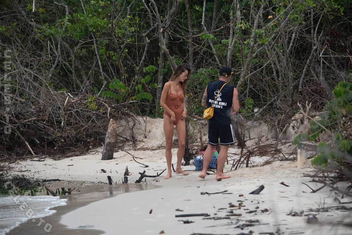 Alessandra Ambrosio nude photo 6