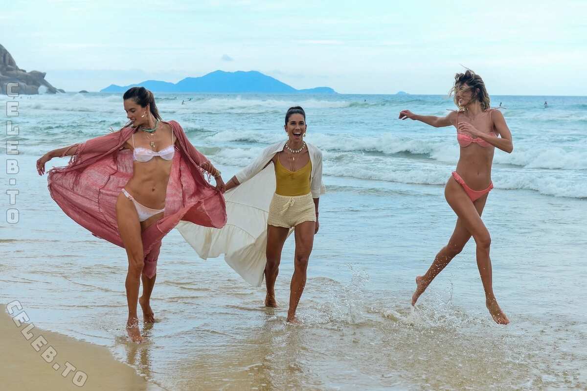Alessandra Ambrosio nude photo 1