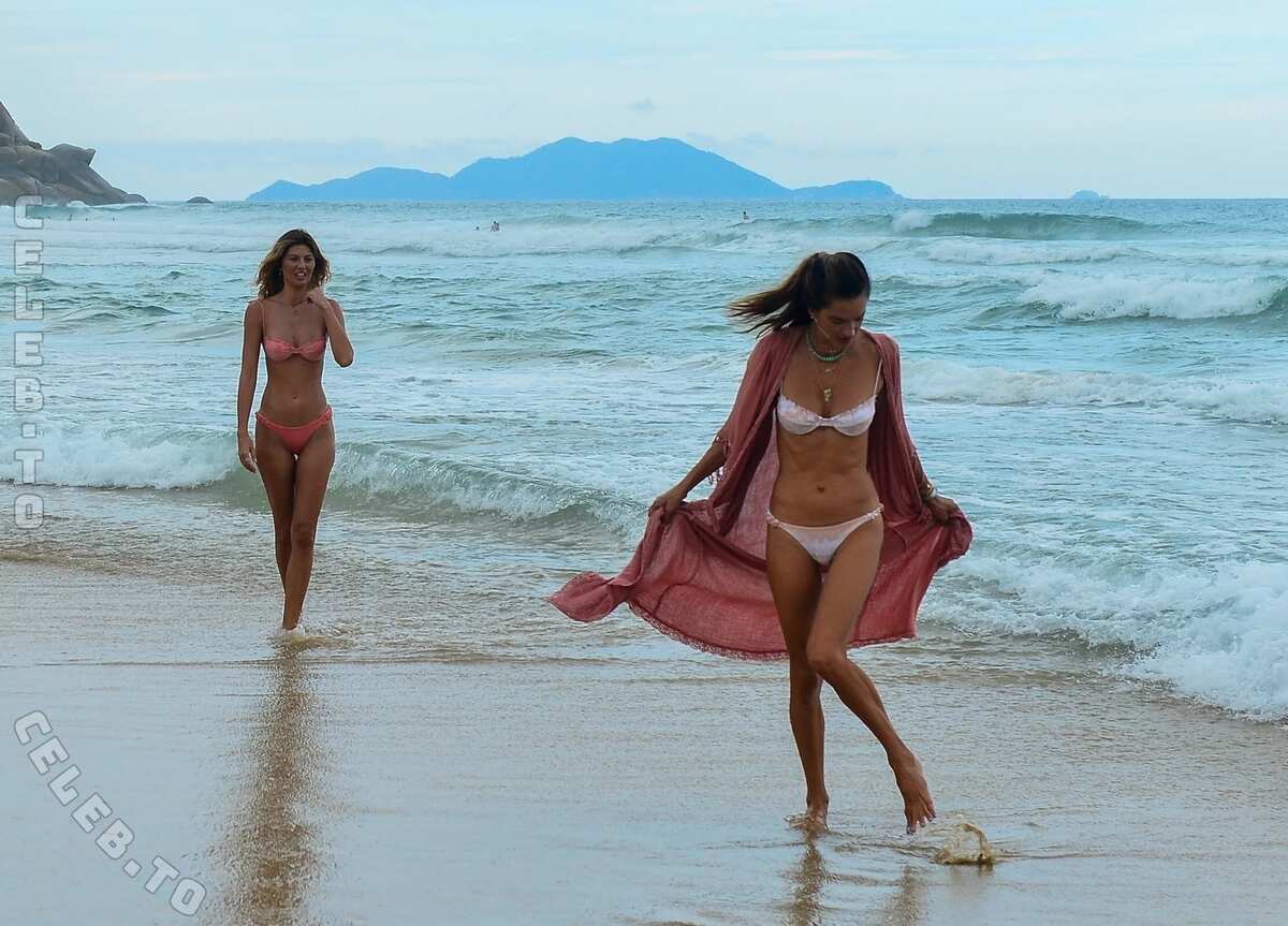 Alessandra Ambrosio nude photo 2