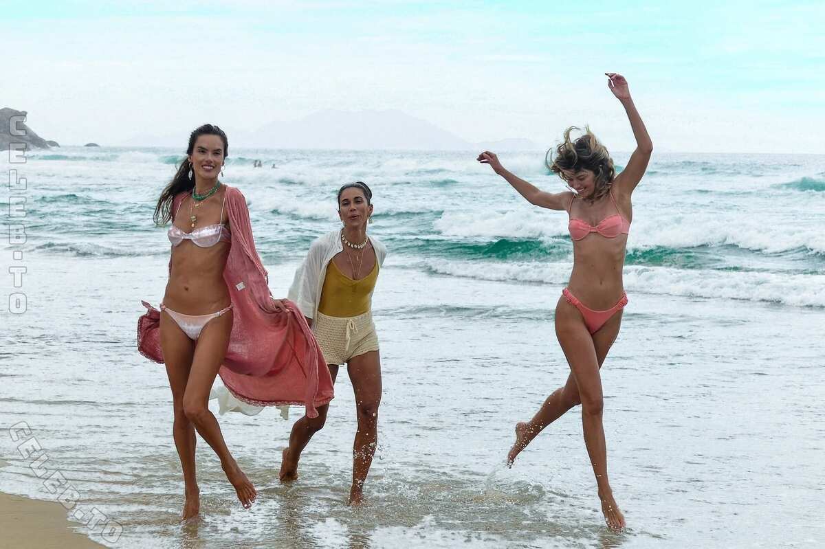 Alessandra Ambrosio nude photo 8