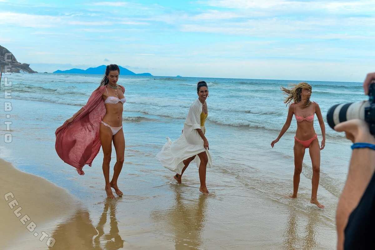 Alessandra Ambrosio nude photo 11