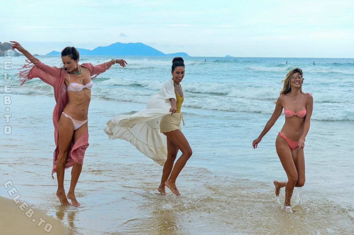 Alessandra Ambrosio nude photo 12