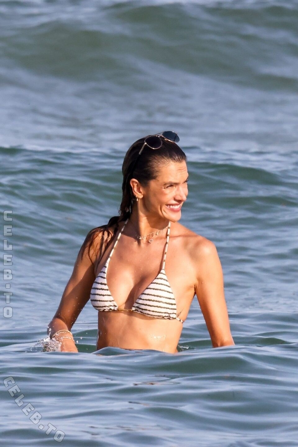 Alessandra Ambrosio nude photo 8