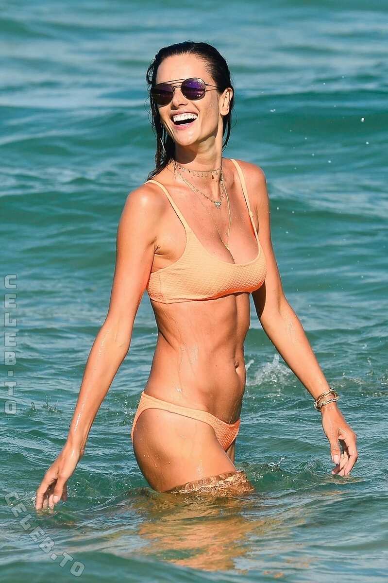 Alessandra Ambrosio nude photo 31