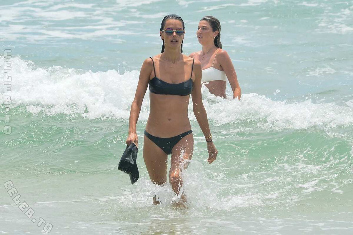 Alessandra Ambrosio nude photo 4