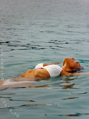 Alessandra Ambrosio nude photo 3