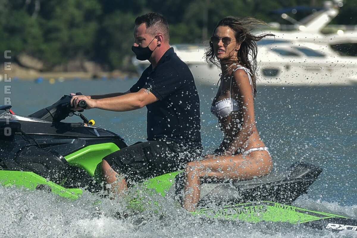 Alessandra Ambrosio nude photo 4