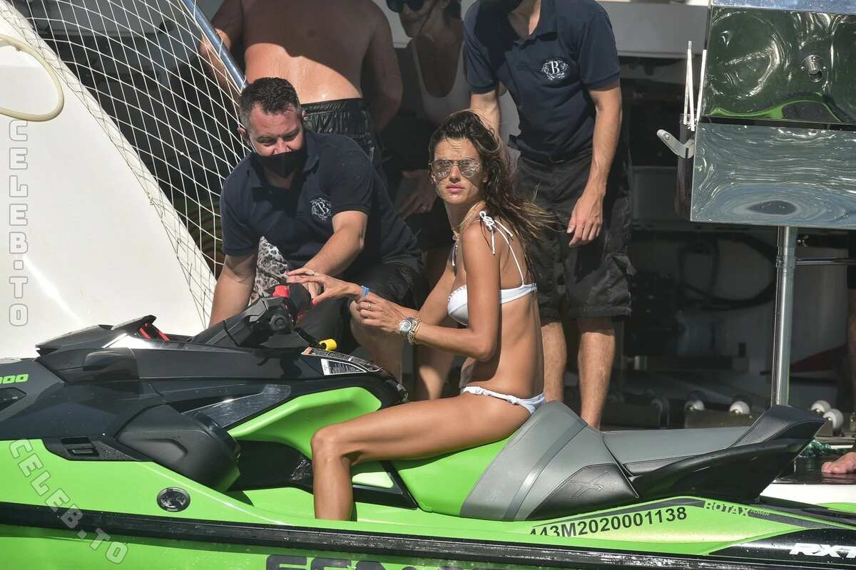 Alessandra Ambrosio nude photo 13