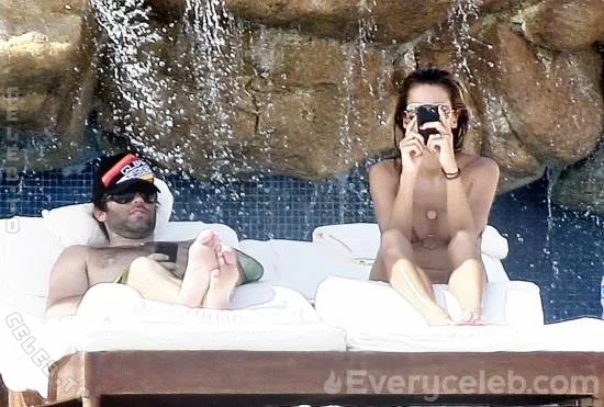 Alessandra Ambrosio nude photo 9