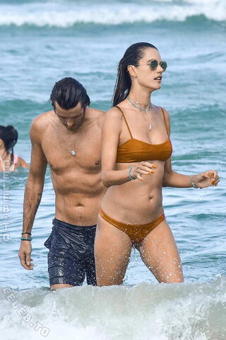 Alessandra Ambrosio photo 5