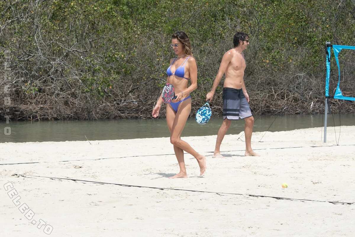 Alessandra Ambrosio nude photo 1