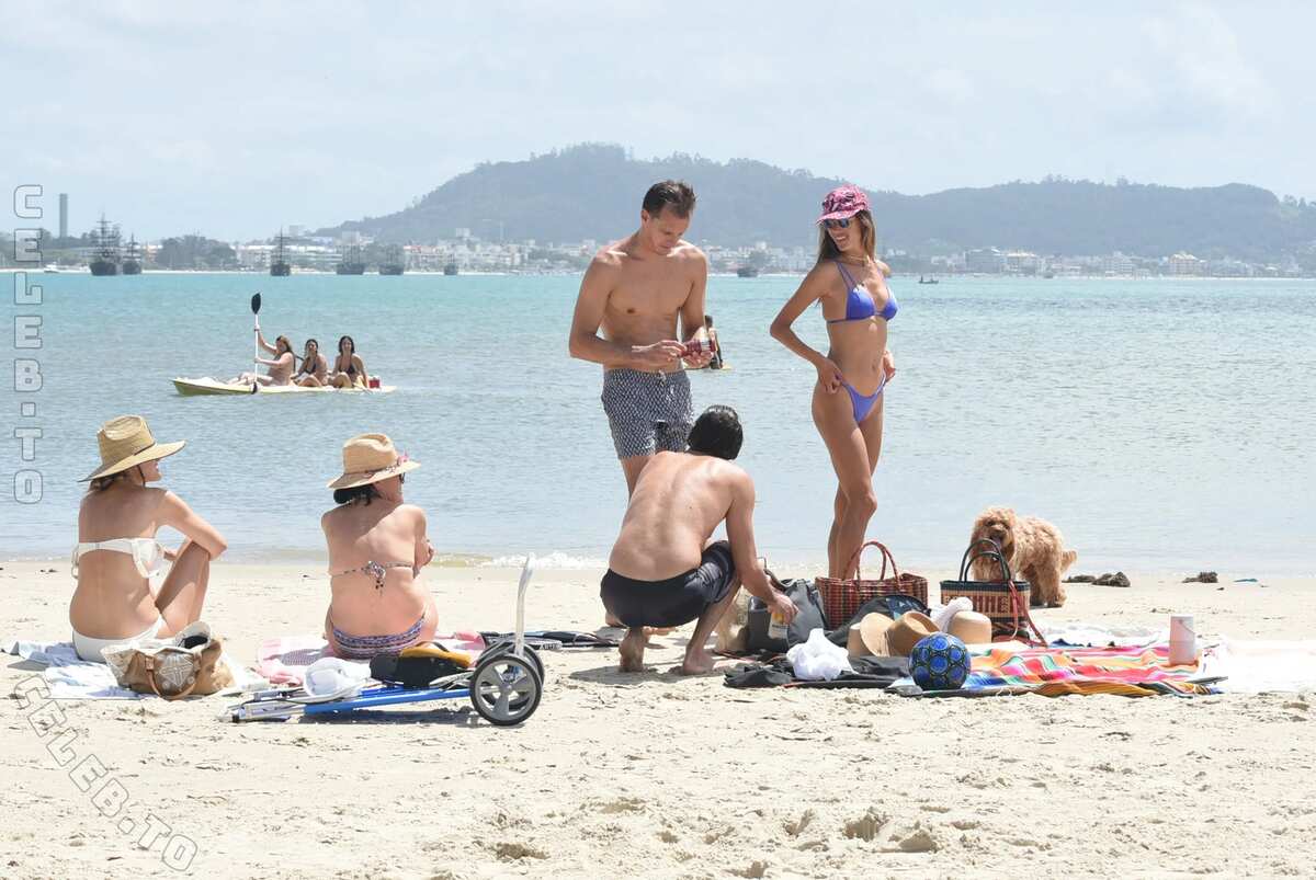 Alessandra Ambrosio nude photo 8