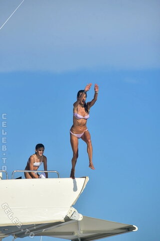 Alessandra Ambrosio nude photo 10