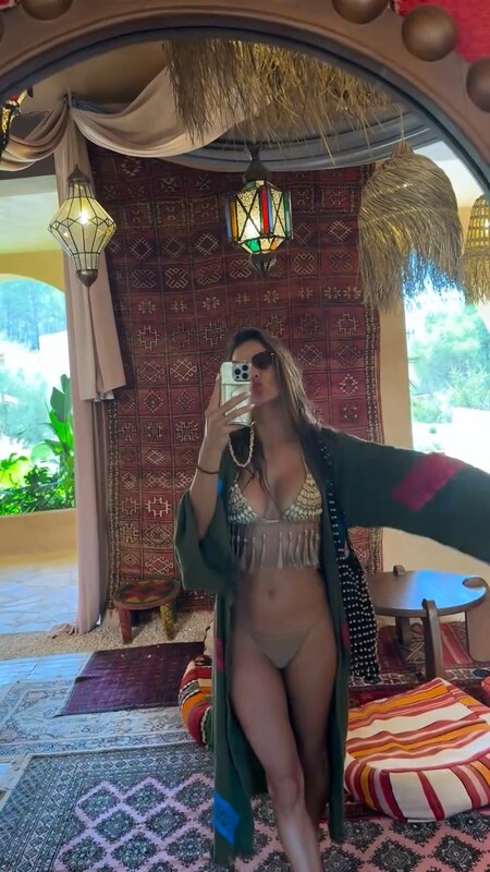 Alessandra Ambrosio nude photo 7