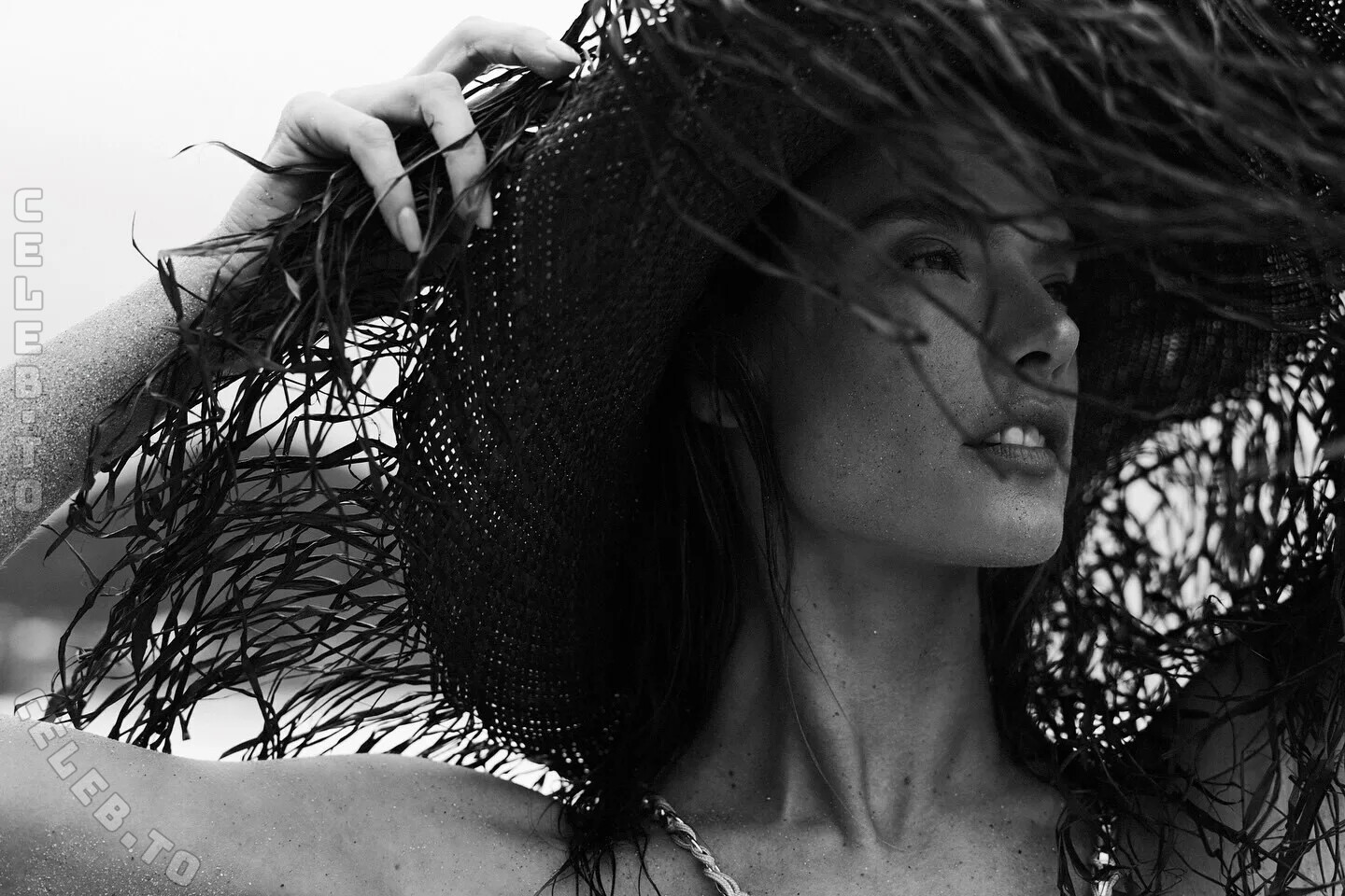 Alessandra Ambrosio nude photo 5