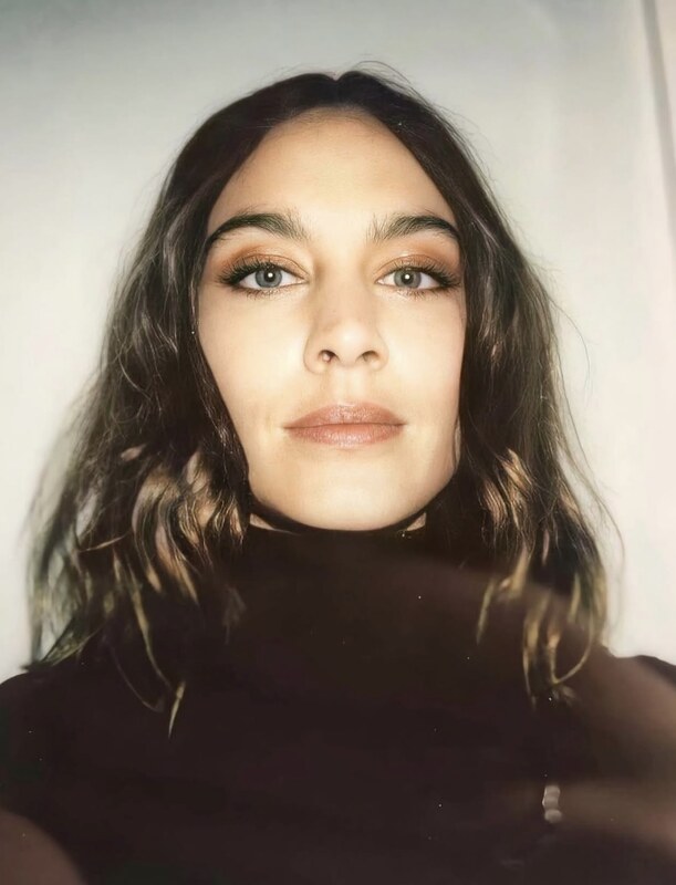 Alexa Chung nude photo 4