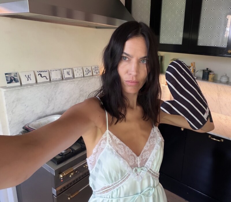Alexa Chung nude photo 1