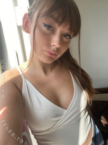 Alexia Burns nude photo 2