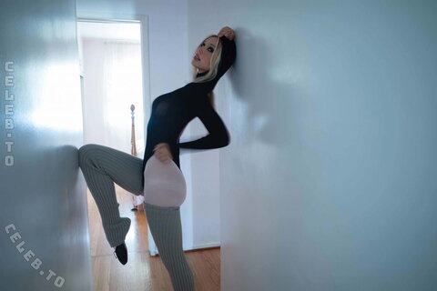 Alexis Ren nude photo 3