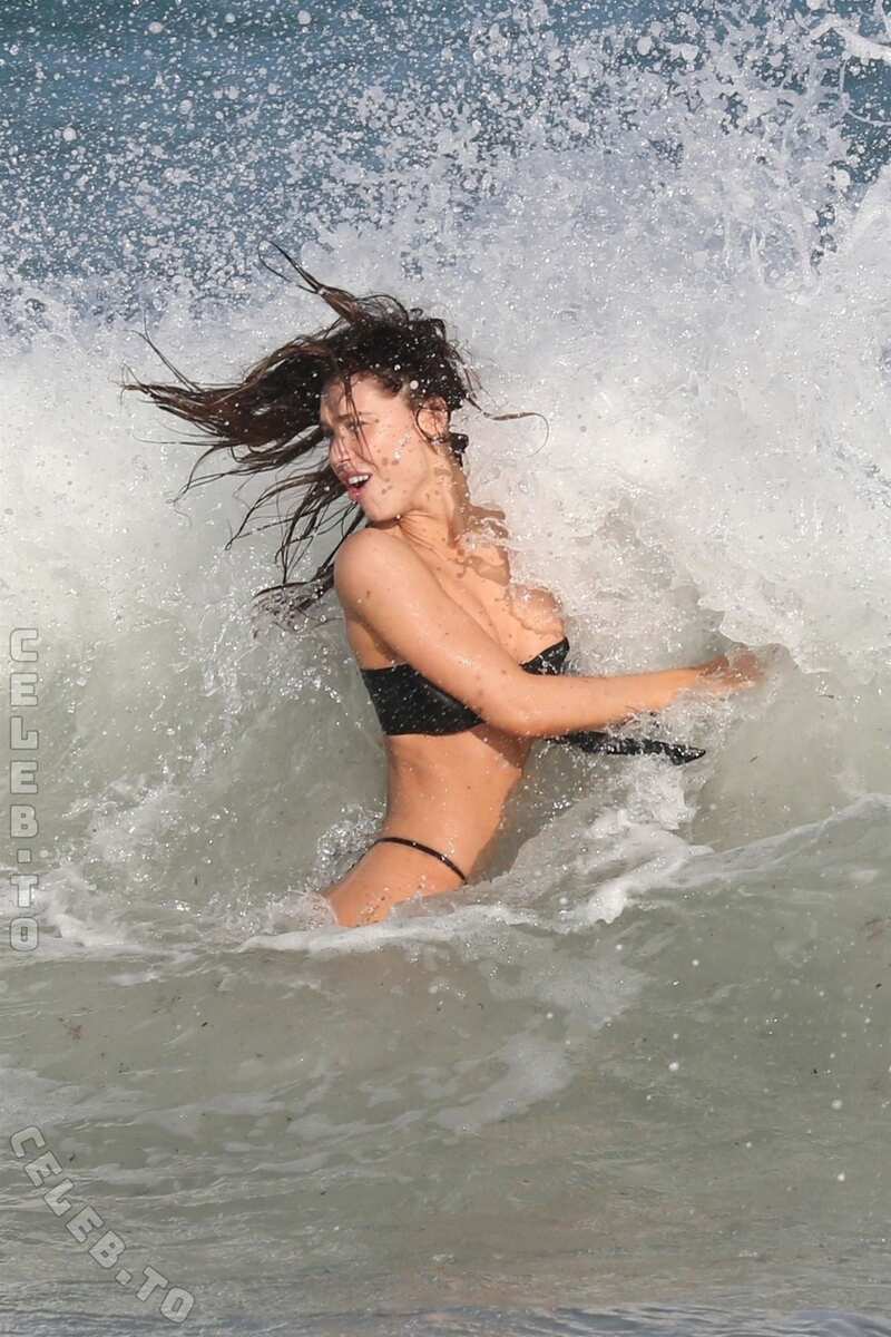 Alexis Ren nude photo 5