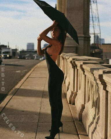 Alexis Ren photo 4