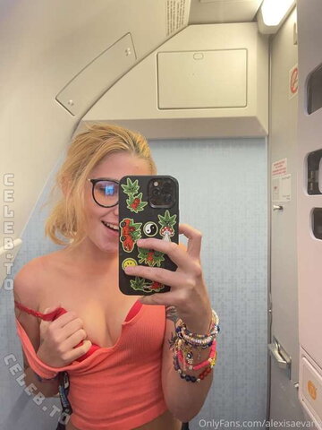 Alexisaevans nude photo 11