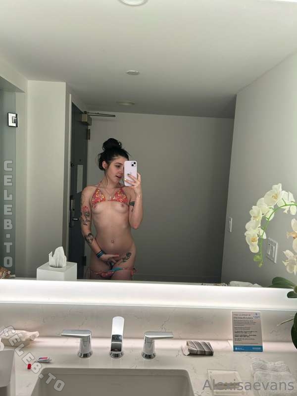Alexisaevans nude photo 17