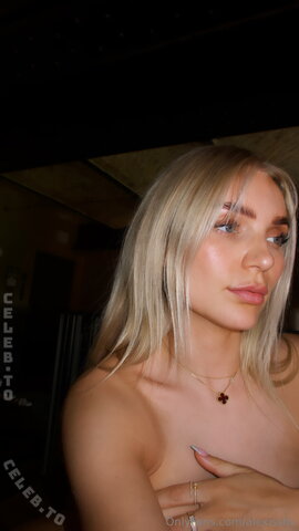 Alexisshv nude photo 39