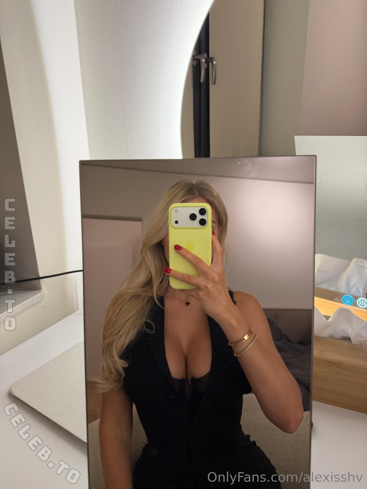 Alexisshv nude photo 1