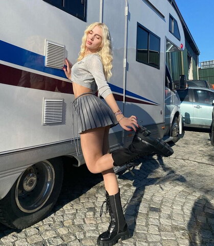 Aleyna Tilki nude photo 2