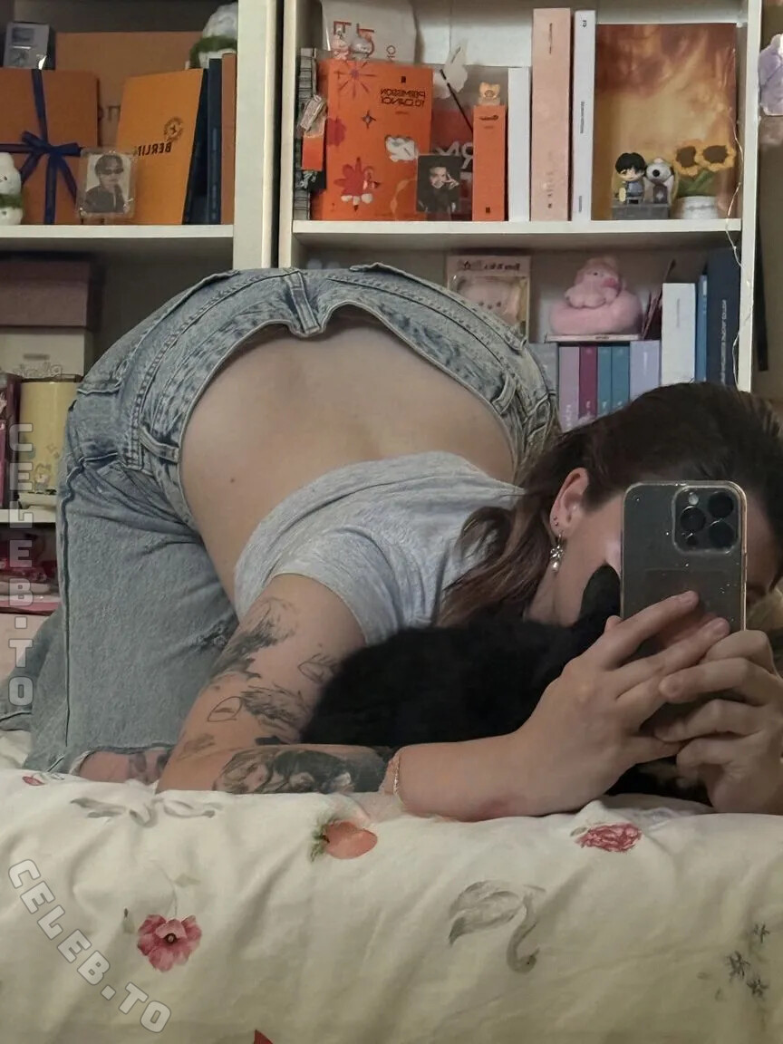 AlienorCHP nude photo 7