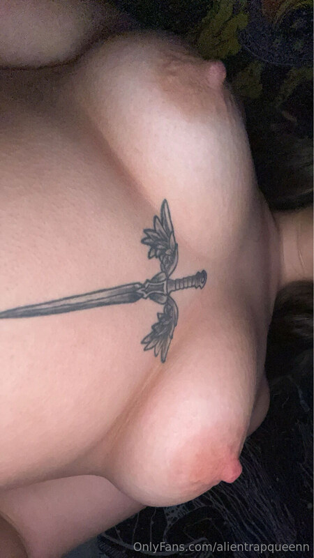 Alientrapqueen nude photo 4