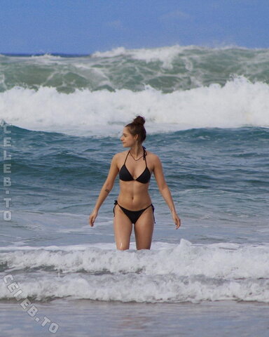 Alina Khani nude photo 17