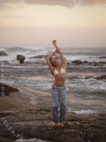 Alina Sophie Holst nude photo 5