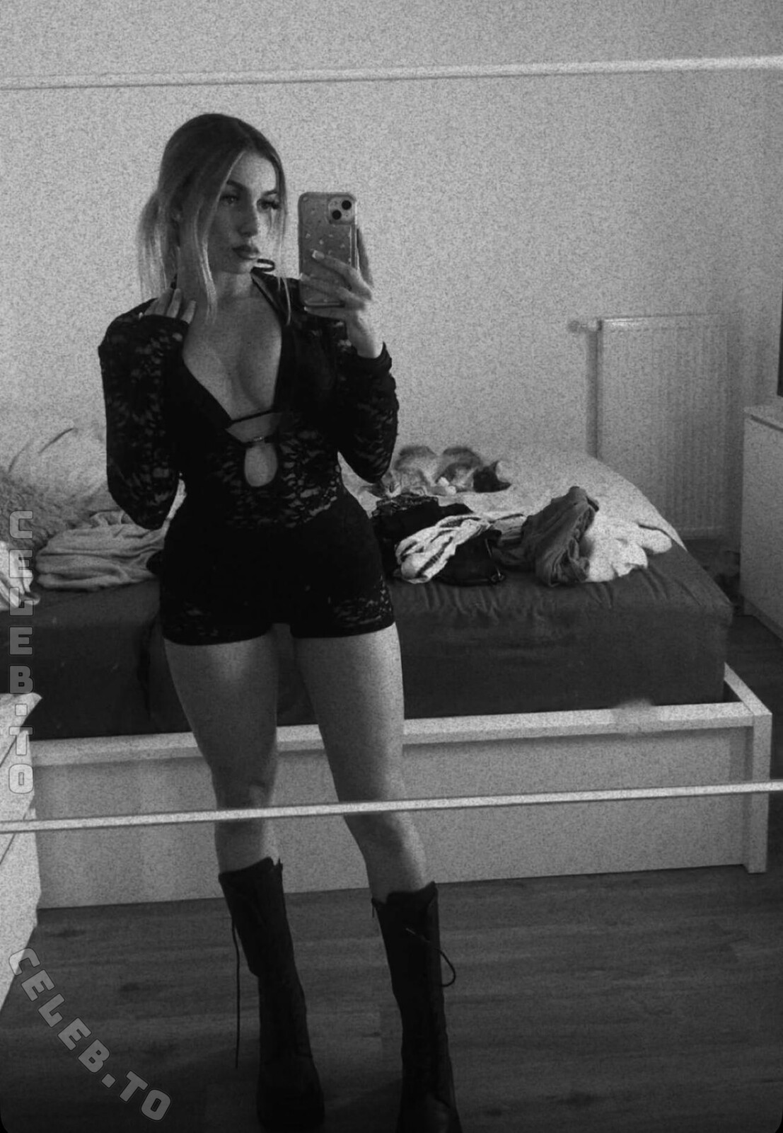 Alinahrndz nude photo 3
