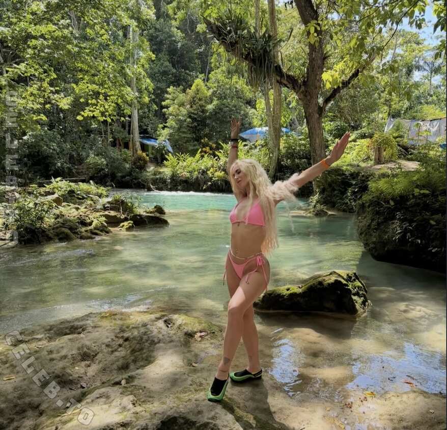 Alisha Lehmann nude photo 7
