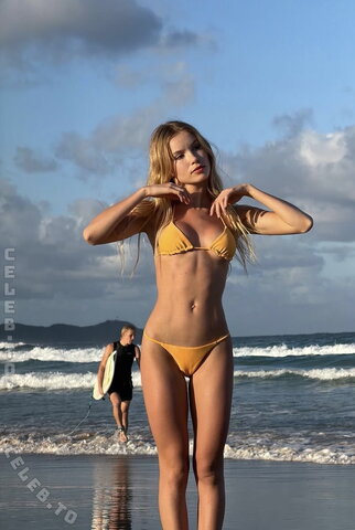 Alix Morillo nude photo 16