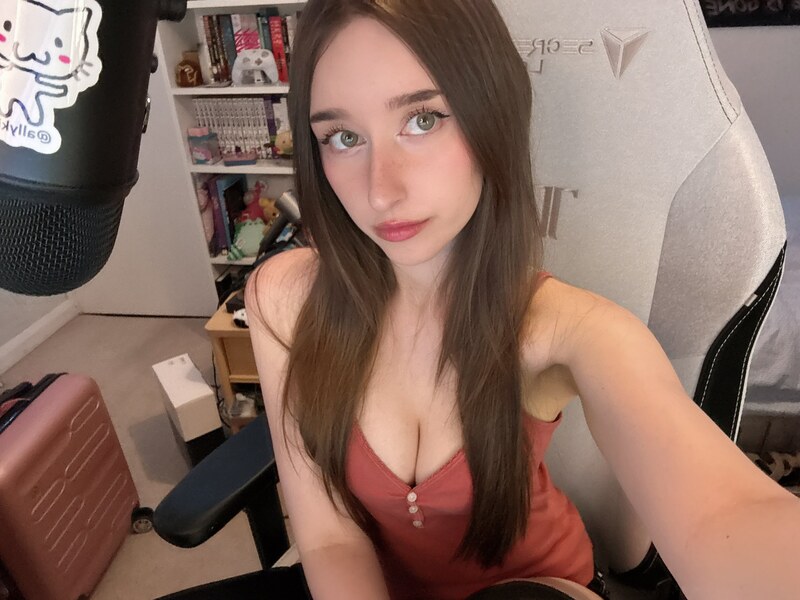 Allykitti nude photo 14
