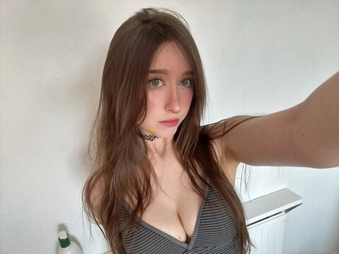 Allykitti nude photo 3
