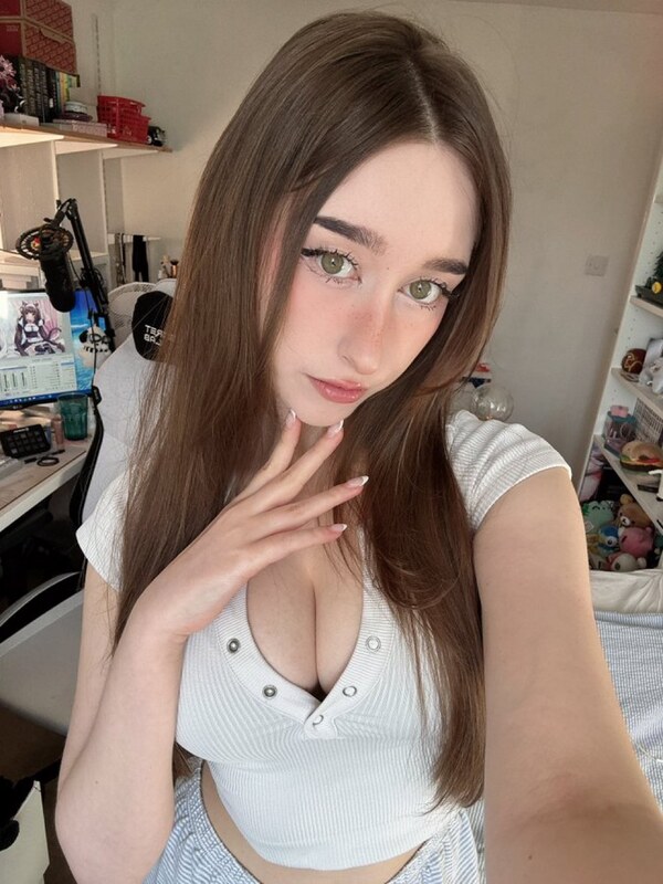 Allykitti nude photo 3