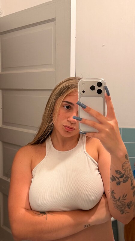 Allyybb nude photo 1