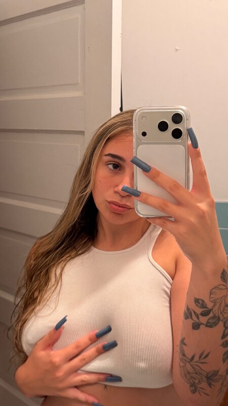 Allyybb nude photo 2