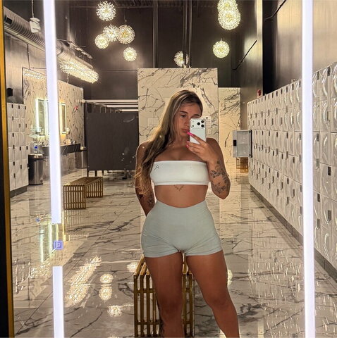Allyybb nude photo 6