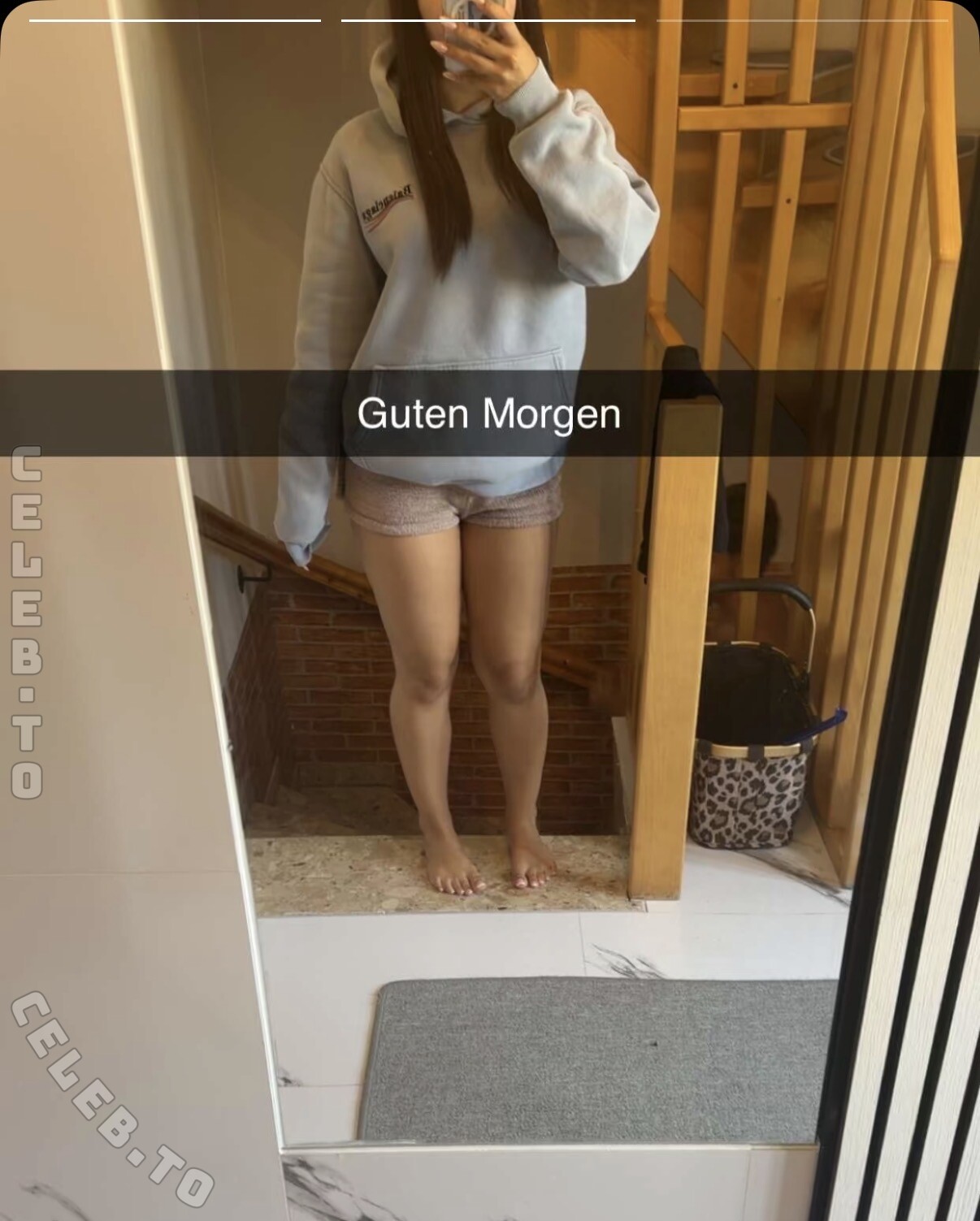 Almahalt nude photo 1